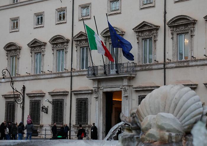 Decreto bollette, il governo accelera: &laquo;Siamo alle battute finali&raquo;