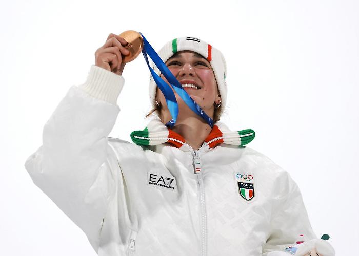 Olimpiadi, l'impresa di Flora Tabanelli: bronzo nel Big Air con un ginocchio lesionato