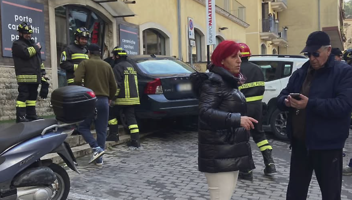 Modica, sfonda con l'auto la vetrina di un esercizio commerciale: ferito un anziano