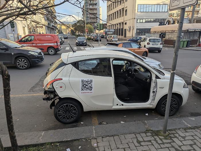 L'auto ritrovata senza sportello a Catania