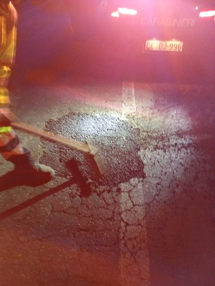 Patern&ograve;, decine di auto danneggiate da una grossa buca sulla Statale 284