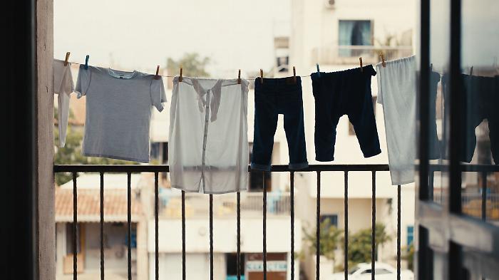 &laquo;Quel lenzuolo non si vede dalla strada&raquo;: la piccola grande battaglia di Oderzo che riaccende il caso dei panni stesi in condominio