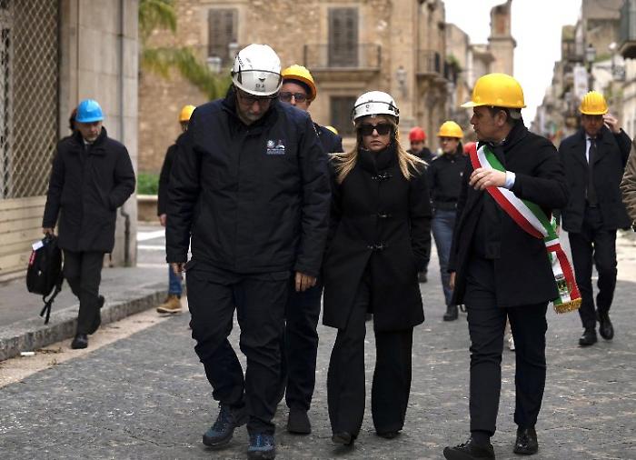 Meloni a sorpresa in Sicilia: sopralluogo a Niscemi e nelle zone colpite da Harry. Schifani: &laquo;La sua presenza conferma attenzione del governo&raquo;