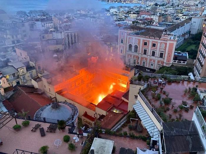 Incendio a Napoli, brucia lo storico Teatro Sannazzaro