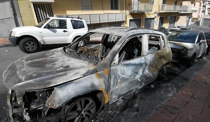 Brusco risveglio a Misterbianco: quattro auto incendiate nella notte nella zona del percorso del Carnevale 