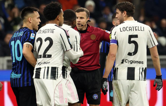 Derby d&rsquo;Italia, la scossa oltre il campo: inibiti Comolli e Chiellini, un turno a Kalulu. E l&rsquo;onda lunga investe anche Barella e Calhanoglu