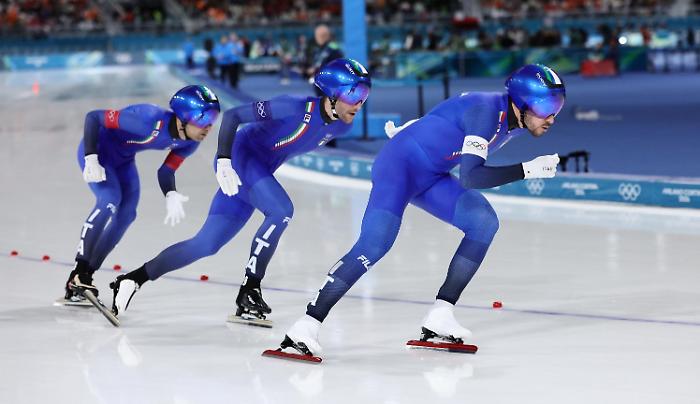 Milano Cortina, l'Italia vince la finale di pattinaggio in velocit&agrave; con gli Stati Uniti