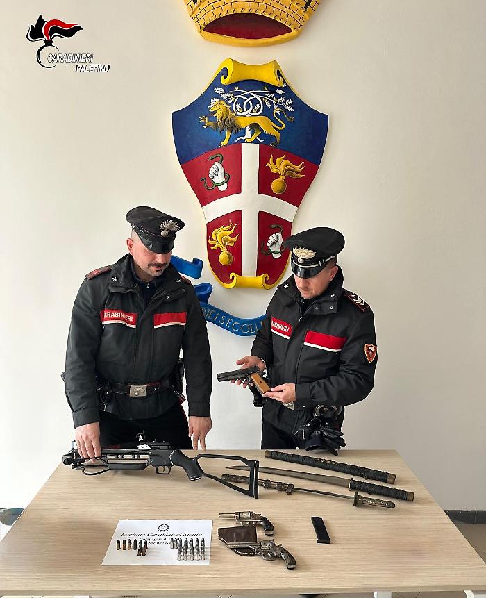 Tre pistole, spade orientali e una balestra, l'arsenale di un 52 enne di Castelbuono: arrestato