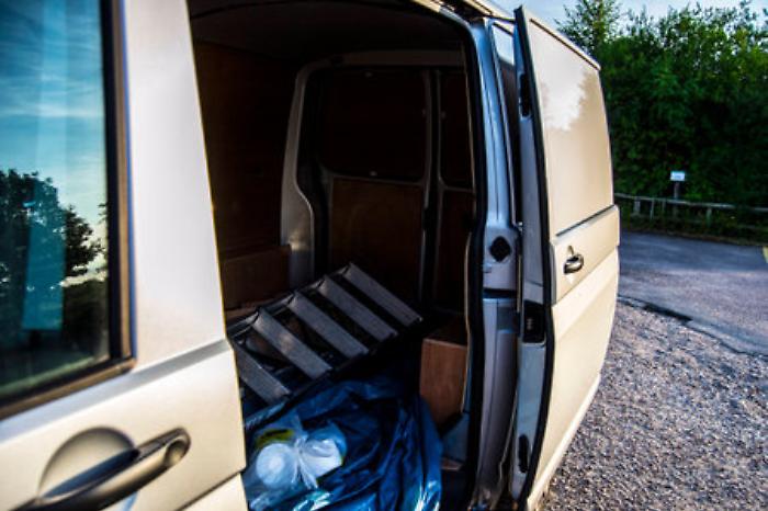 Vento apre il portellone di un furgone, pedone ferito a Modica: uomo sbattuto a terra e trasportato in ospedale