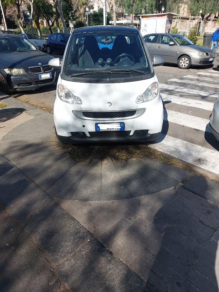 Catania auto in sosta vietata
