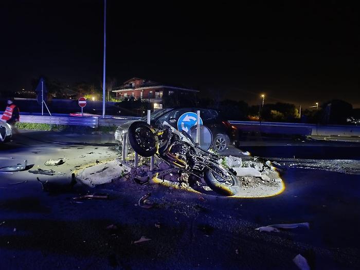 Scontro fatale per un motociclista nel Catanese: c'&egrave; anche un ferito grave