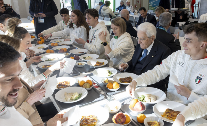 Pasta, pizza, uova, pesce, succo di barbabietola: cosa mangiano gli atleti