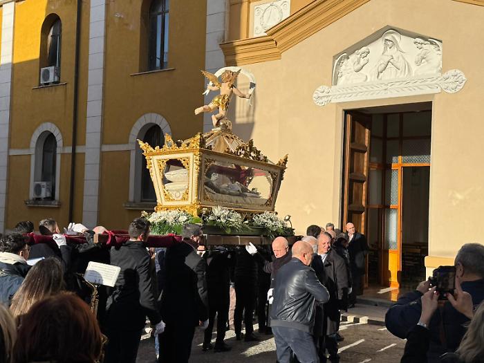 L'urna del Cristo morto torna al suo splendore nella Chiesa Madre 