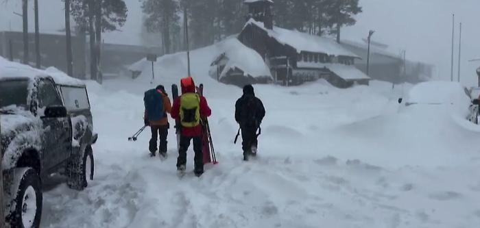 Trovati morti otto dei nove sciatori dispersi per una valanga in California
