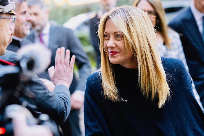 Meloni: &laquo;La campagna referendaria non deve trasformarsi in una lotta nel fango. Giusto il richiamo di Mattarella al rispetto tra istituzioni&raquo;