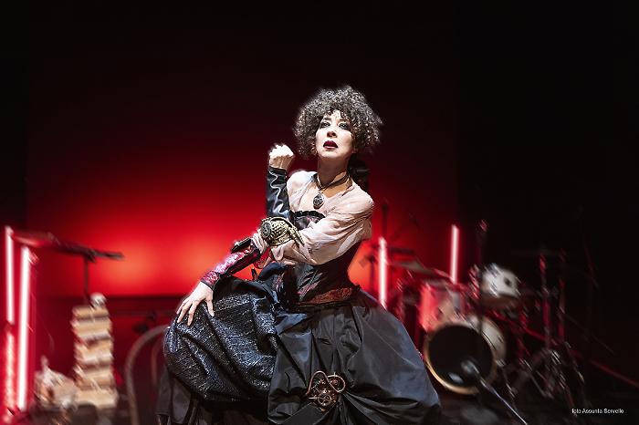 Ironia e musica contro il pensiero reazionario: Veronica Pivetti al Teatro Regina Margherita per i 150 anni