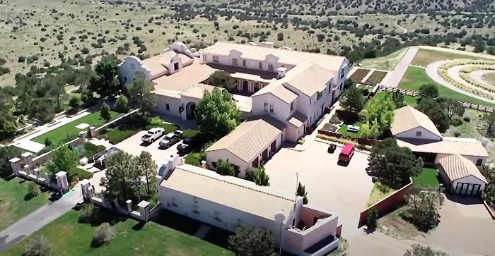 Su Epstein altro orribile sospetto: abusi e sepolture nel suo  Zorro Ranch?