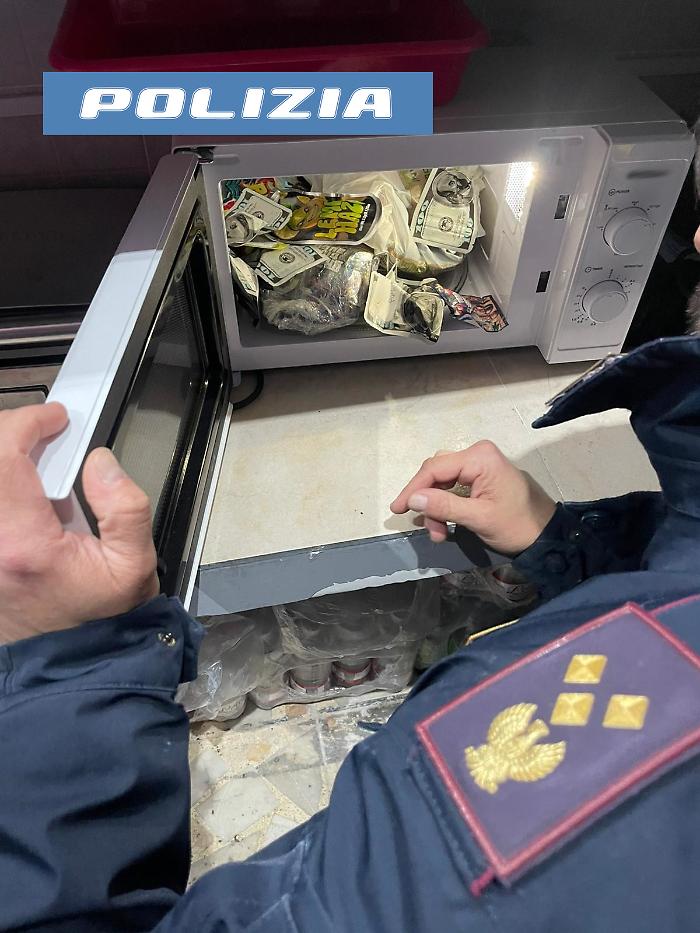 Bustine di droga con le stampe dei cartoni animati in un bunker della droga: due giovani arrestati