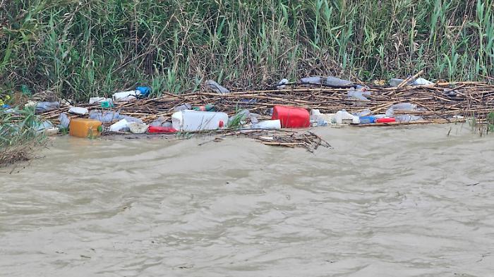Emergenza rifiuti al fiume Akragas: la foce trasformata in una discarica