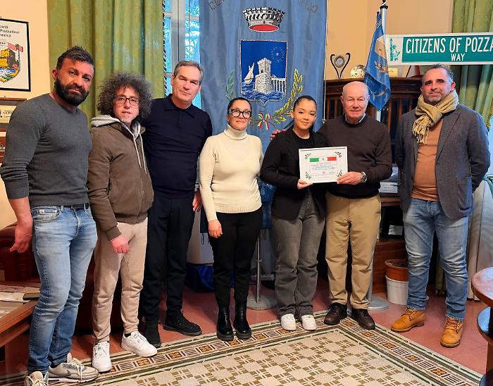 Pozzallo, il talento di The Voice Kids Enola Carbonaro ricevuta a palazzo di Citt&agrave;
