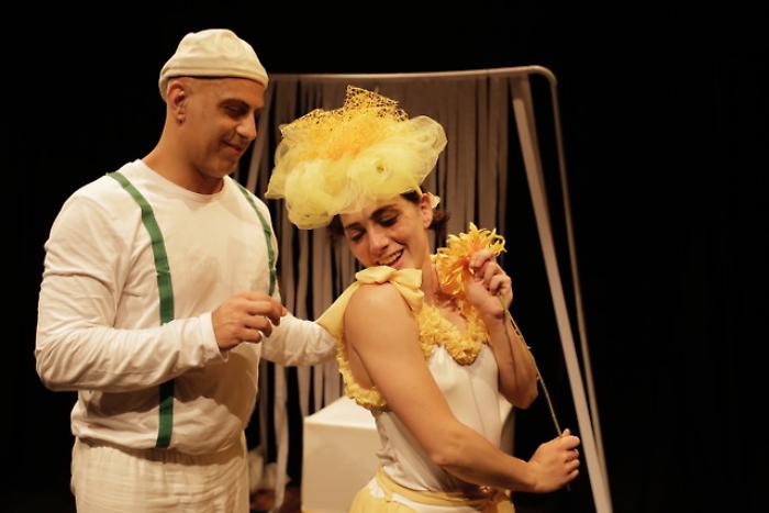 Eccomi! Il pacco che apre il teatro ai pi&ugrave; piccoli