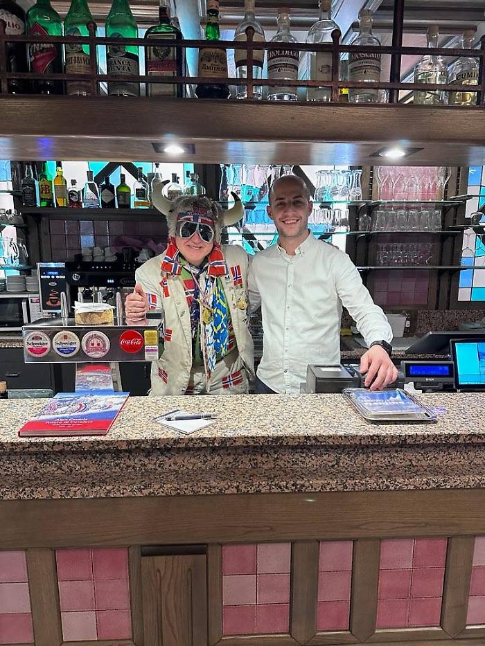 Ventinove ore in auto per sostenere la Norvegia, "il vichingo" in cravatta diventato star tra i tifosi di Milano-Cortina