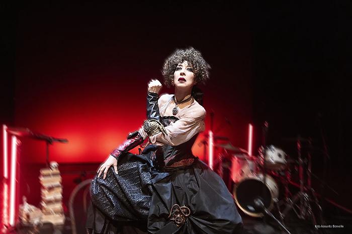 Veronica Pivetti al Palacongressi: lo spettacolo shock sulle "scemenze" scientifiche contro le donne