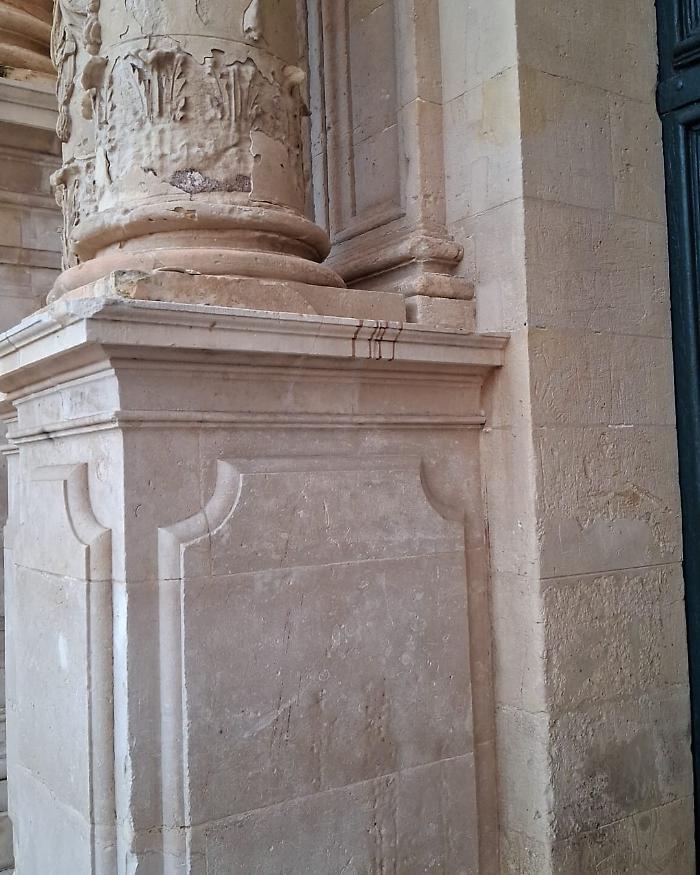 Ragusa, la cattedrale trattata come un cestino dei rifiuti