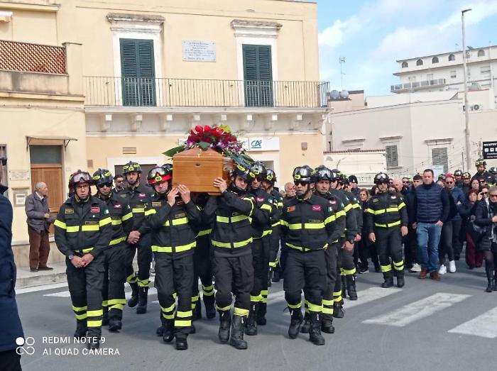 Pozzallo, l'ultimo saluto dei vigili del fuoco a Salvatore Floridia