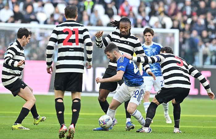 La Juve non c'&egrave; pi&ugrave;, il Como domina all'Allianz: bianconeri fischiati