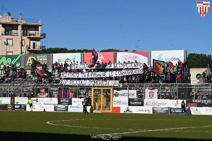 Il derby clou degli Iblei finisce in parit&agrave;, ma i tifosi rendono omaggio al piccolo Domenico