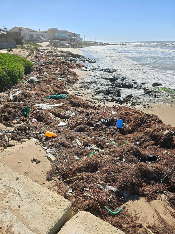 Scoglitti, le spiagge trasformate in una bomba ecologia: la denuncia dei cittadini