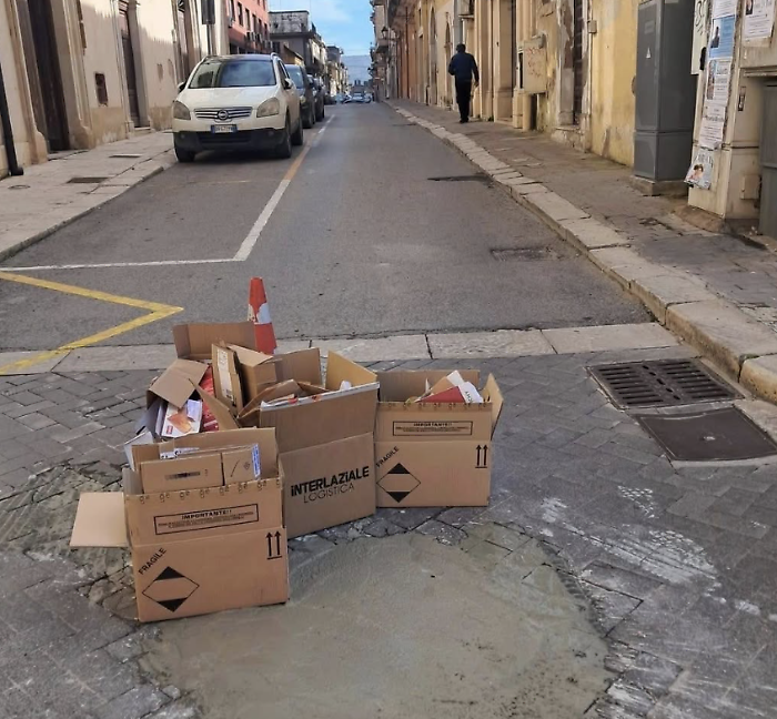 Vittoria, una buca stradale a pochi metri da piazza del Popolo. Vinciguerra: "E' simbolo dell'attuale degrado urbano"