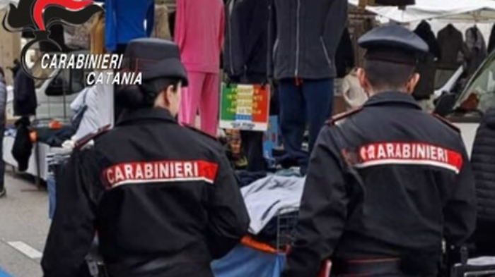 Le divise dei carabinieri vendute sulle bancarelle del mercatino rionale 