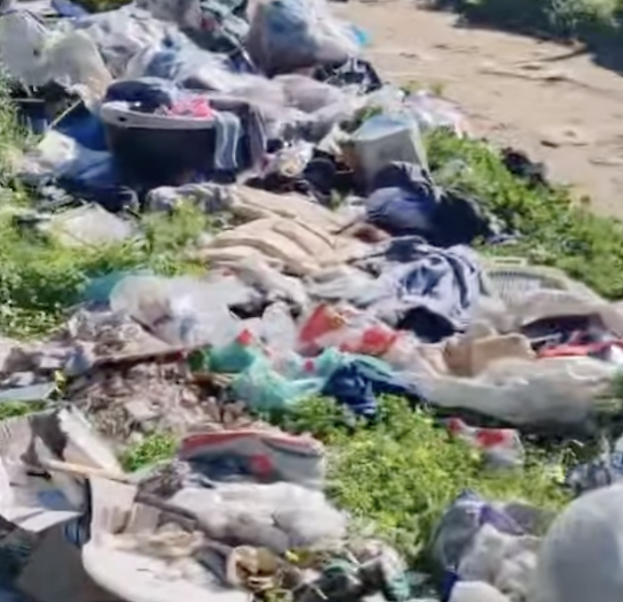 Acate, discarica a cielo aperto a due passi dalla piazza: pneumatici e rifiuti abbandonati