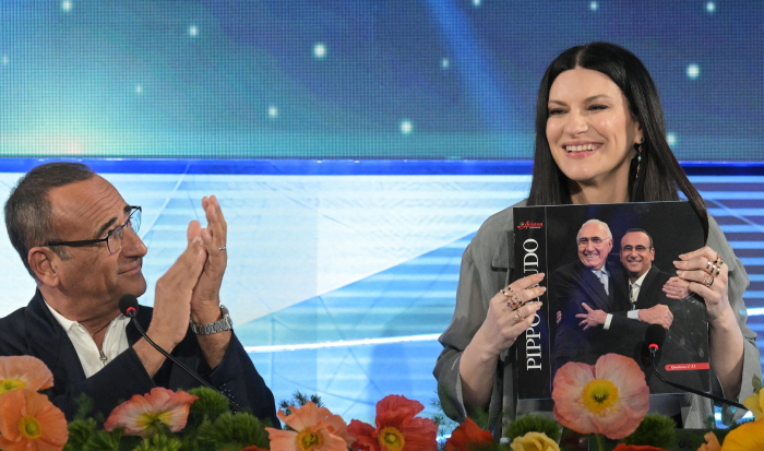 Sanremo, con la prima conferenza stampa si apre ufficialmente il Festival tra lacrime e politica: dedica a Pippo Baudo e incursione di Fiorello