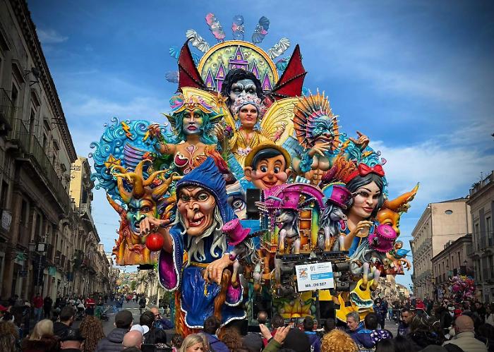 Carnevale di Acireale 2026: "Ma chi sei" trionfa tra la pioggia e l'applauso dei 60mila