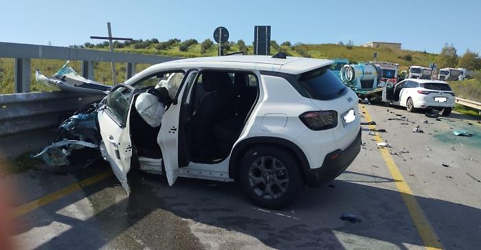 Pauroso schianto sulla Sciacca-Agrigento: coinvolto un mezzo pesante, tre feriti