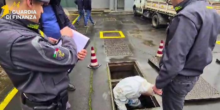 Carburante mischiato con l'acqua, sequestrati ottomila litri di gasolio a un distributore di Patern&ograve;: gestori denunciati per frode