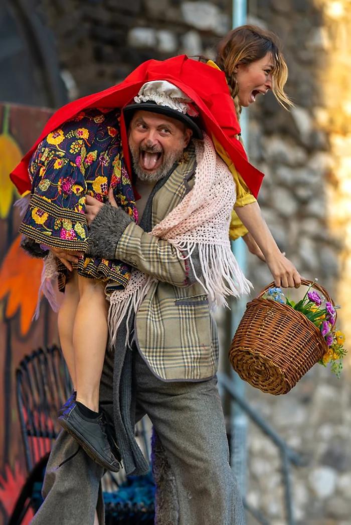 Cappuccetto Rosso al Teatro Agricantus: favola vivente tra ironia, poesia e un pizzico di follia