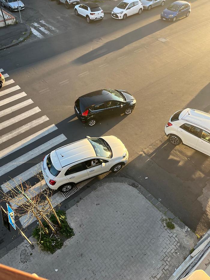 Auto in sosta vietata al Viale Mario Rapisardi