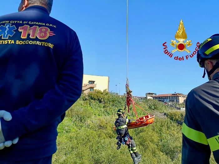 Anziano cade in un fossato vicino ad una scuola: gli studenti allertano i soccorsi