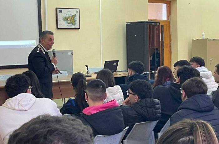 Successo al "Don Michele Arena": confronto diretto tra studenti e Carabinieri sulla legalit&agrave;