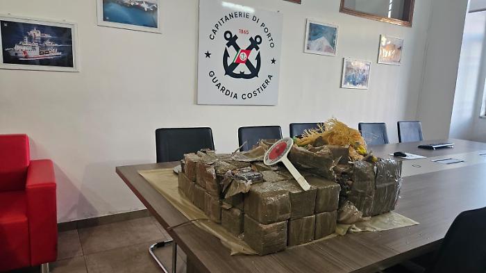 Milazzo, sequestrati oltre 38 chili di droga sulla spiaggia delle Tre Pietracce