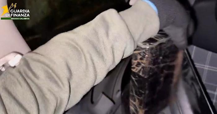 Bloccati agli imbarcaderi prima di portare quattro chili di cocaina in Sicilia: la droga avrebbe fruttato 650mila euro