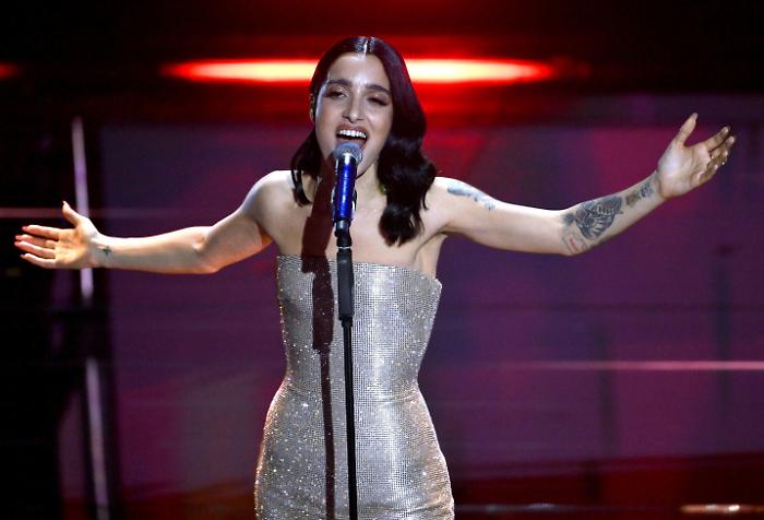 L'omaggio del Festival a Niscemi e alla Sicilia colpita dal ciclone Harry, Carlo Conti saluta cos&igrave; Levante sul palco