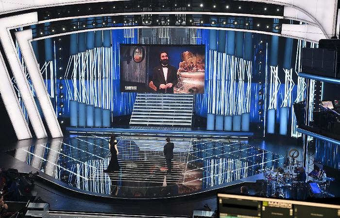 Festival di Sanremo tra musica e omaggi a chi non c'&egrave; pi&ugrave;: da Baudo a Vessicchio &egrave; standing ovation