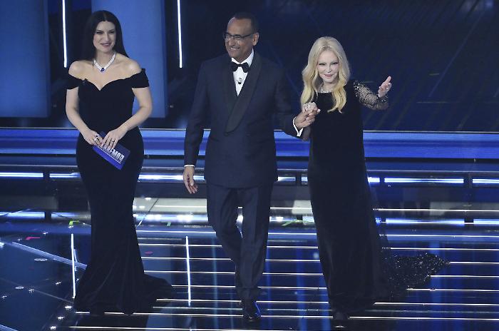 Sanremo, l'esibizione dei cantanti: nomi, titoli e look (la diretta)