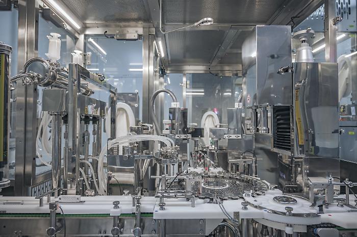 La societ&agrave; farmaceutica Sifi "ristruttura" e annuncia 52 licenziamenti: sit-in dei lavoratori davanti alla Confindustria