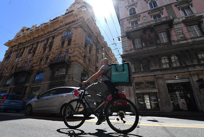 Caso Deliveroo, il racconto di un rider: &laquo;In bici dalle 11 alle 22 ma non basta. Ho anche un secondo lavoro&raquo;
